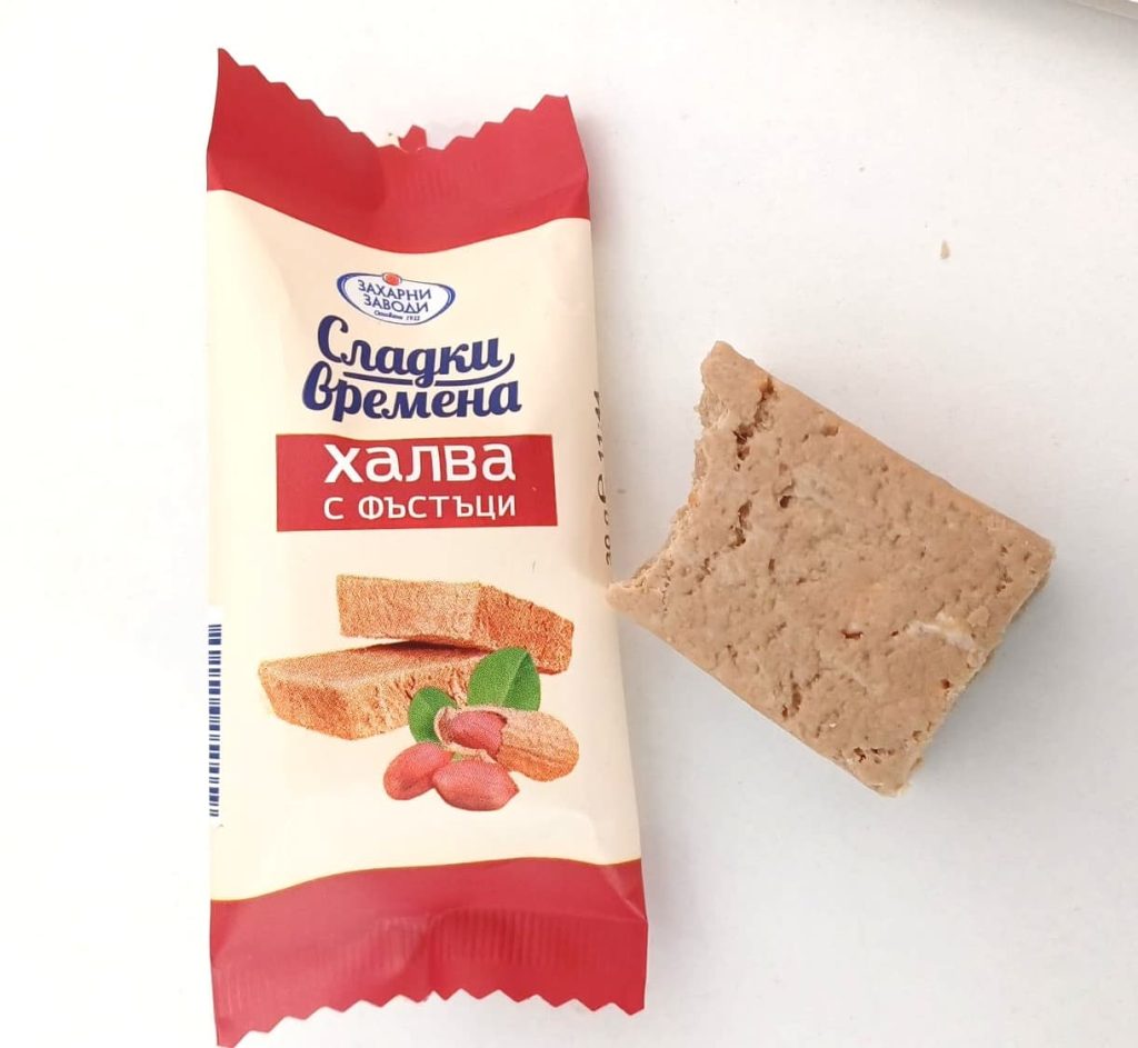 HALVA bulgara barretta comprata al supermercato bulgaro fronte della confezione e prodotto