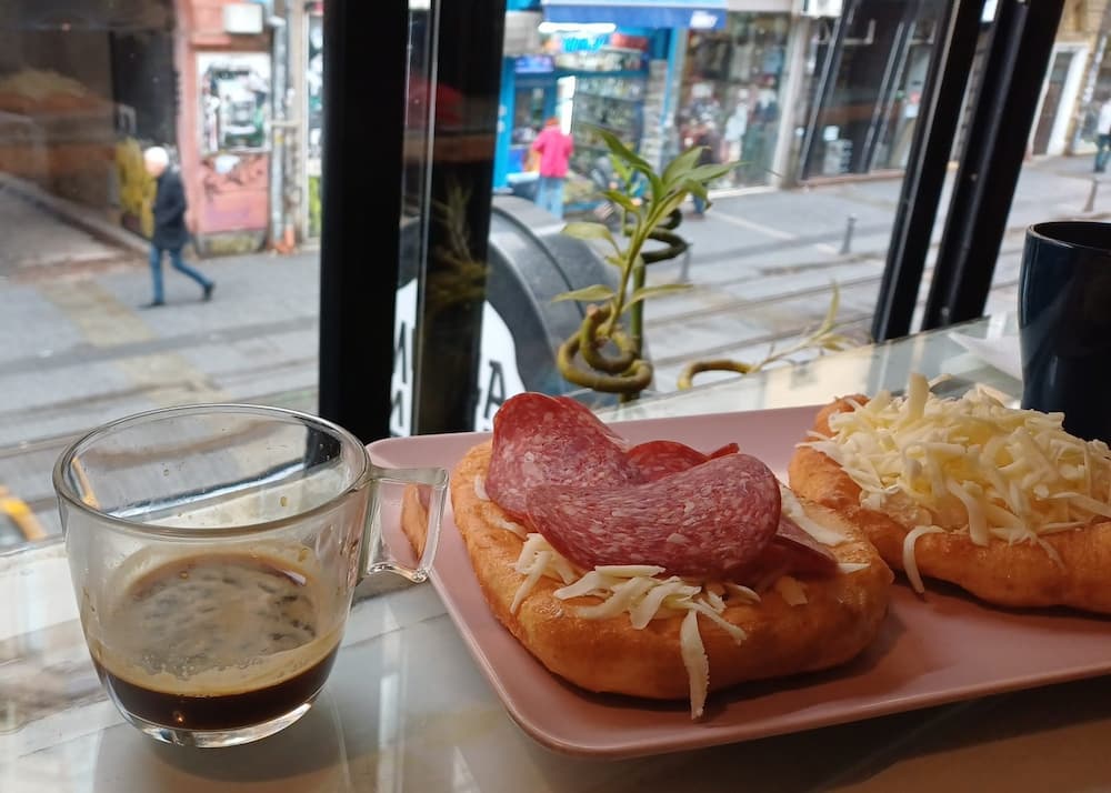 Mekitsa, cibo tipico bulgaro a base di farina e yogurt. In foto Mekitsa con formaggio e salame.